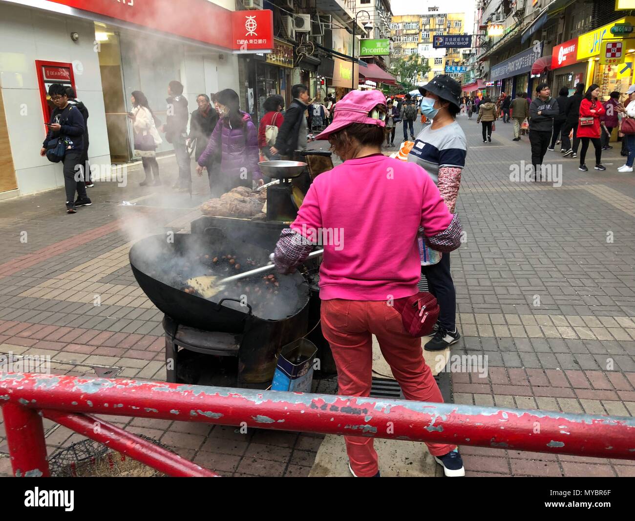 Hong Kong célèbre l'alimentation de rue traditionnels pushcart. Châtaignes grillées, œufs de caille, de la patate douce. La photographie de rue. Banque D'Images