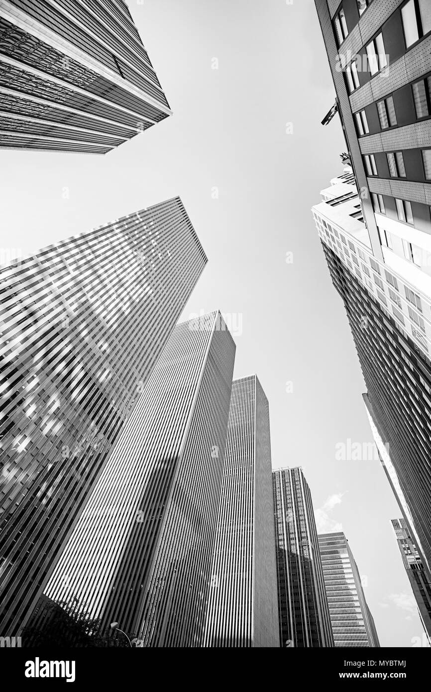 À la recherche jusqu'au coucher du soleil à grattes-ciel de Manhattan, New York City, USA. Banque D'Images