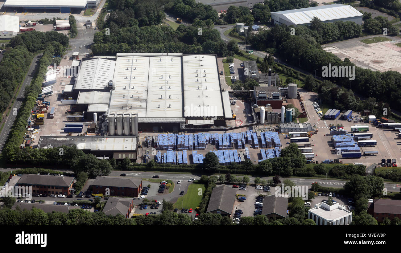 Vue aérienne d'une usine Guinness ou dépôt de livraison dans la région de Manchester Banque D'Images