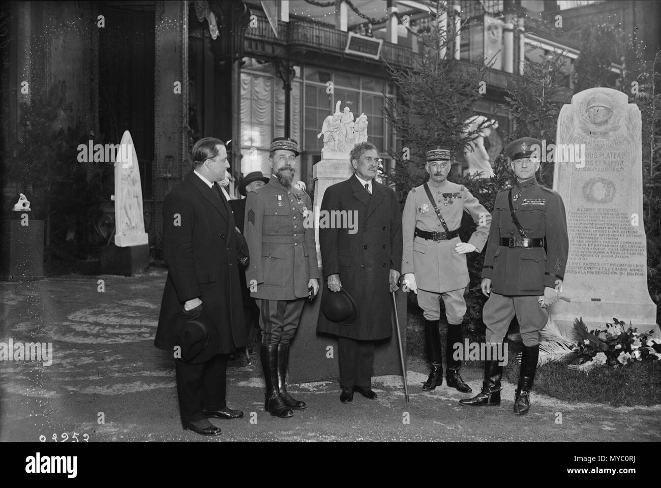 Le Colonel 119 Bantley-Motte (c.-à-d. Bentley-Mott ), général Hély d'Oissel, Myron Herrick, général Gouraud, Real del Sarte, devant le monument aux morts des armées de Champagne au Salon (1923) Banque D'Images