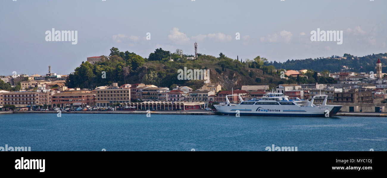 13 septembre 2014 : Corfou, Grèce : un beau bateau de croisière se trouve dans la mer Méditerranée, entouré par la beauté de Corfou, Grèce Banque D'Images