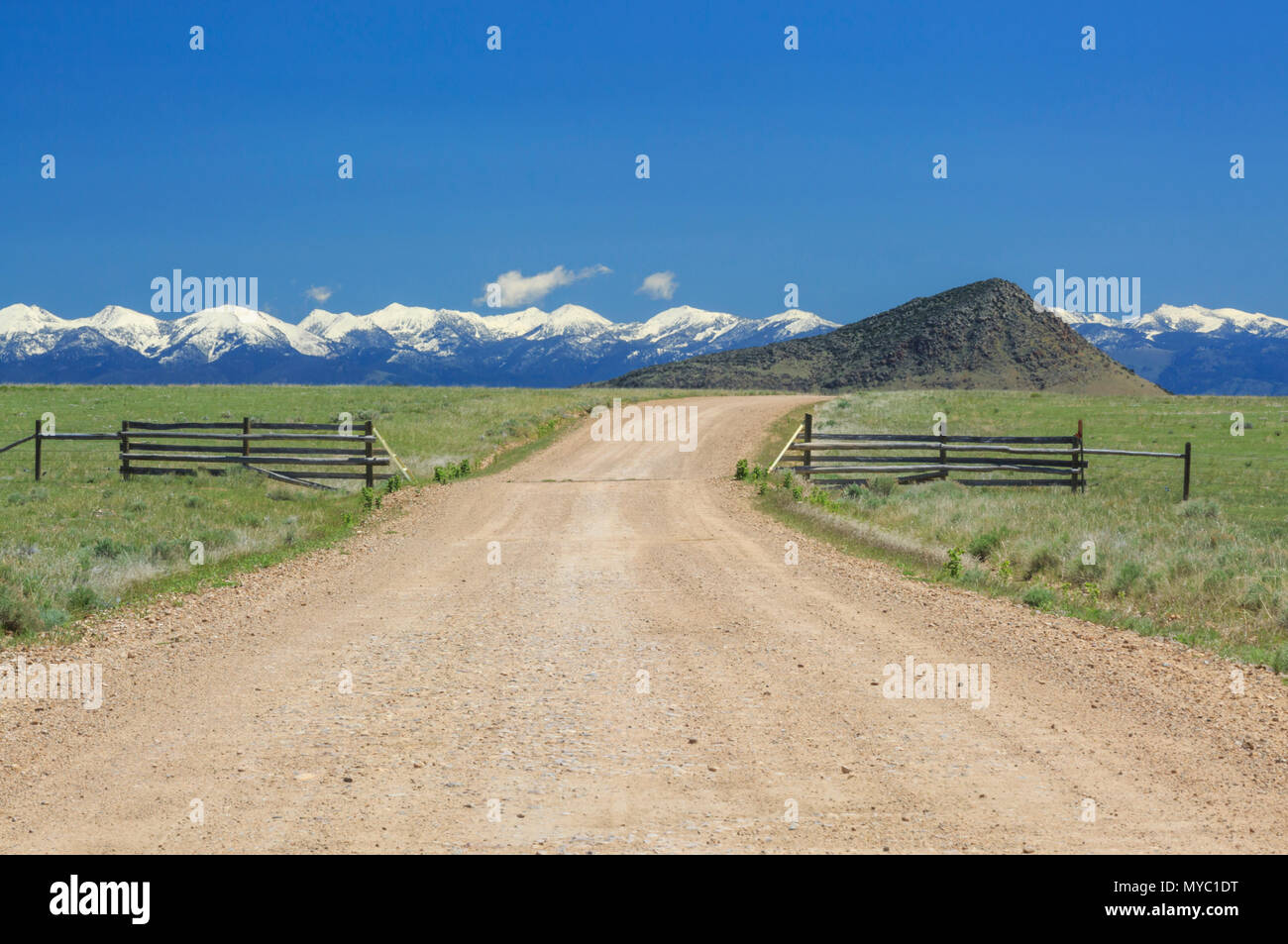 Route de la crête avec la racine du tabac montagnes au loin près de Dillon, Montana Banque D'Images