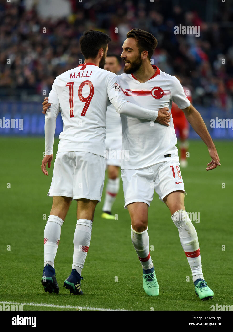 Moscou, Russie - le 5 juin 2018. Joueur turc Yunus Malli célébrant son but avec Kenan Sincelejo au cours de match amical contre la Russie au VEB Banque D'Images