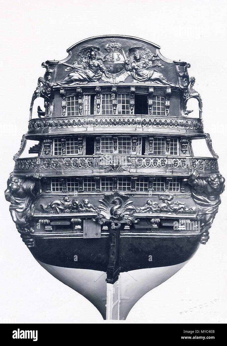 . Stern de Dauphin royal, numéro d'accès 11 MG 2. Photographie de la maquette du navire réalisé en 1751 pour l'éducation du Dauphin. Modèle réduit du Musée de Rochefort, sans rapport avec le Dauphin royal construit en 1668. Photo de la maquette du navire a fait ​​In 1751. Musée de Rochefort, sans lien avec Dauphin royal navire construit en 1668. . Jean DESTREM 133 Royal Dauphin 11MG2 Photo Banque D'Images