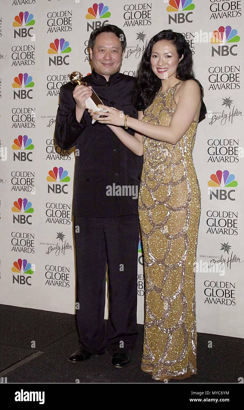 21 Jan 2001, Los Angeles, Californie, USA --- légende originale : Jan 21, 2001 ; Los Angeles, CA, USA ; Golden Globe 2001. --- Image USAAng par © MichelB / Lee et Zhang Ziyi Holding Golden Globe Award Red Carpet Event, Vertical, USA, Cinéma, Célébrités, photographie, Bestof, Arts, Culture et divertissement, Célébrités Topix fashion / Vertical, Best of, événement dans la vie d'Hollywood, Californie - Tapis rouge et en backstage, USA, Cinéma, Célébrités, cinéma, télévision, Célébrités célébrités musique, photographie, Arts et culture, Bestof, divertissement, Topix, vertical, enquête tsuni Banque D'Images