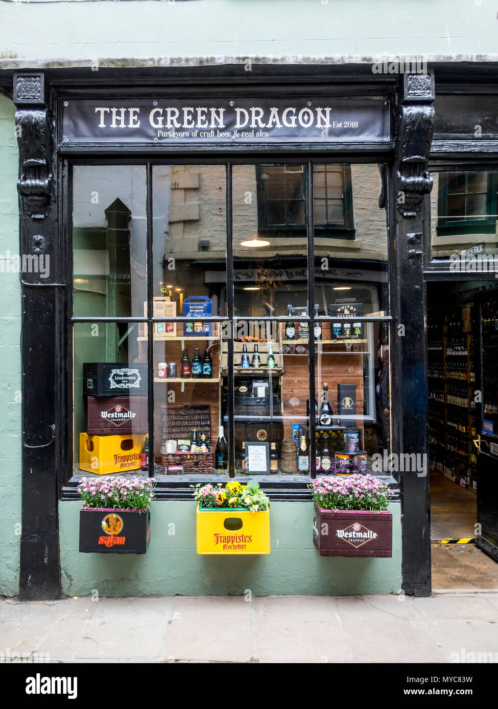Le Dragon vert dans une petite boutique de vente de Whitby bière artisanale des bières et du cidre Banque D'Images