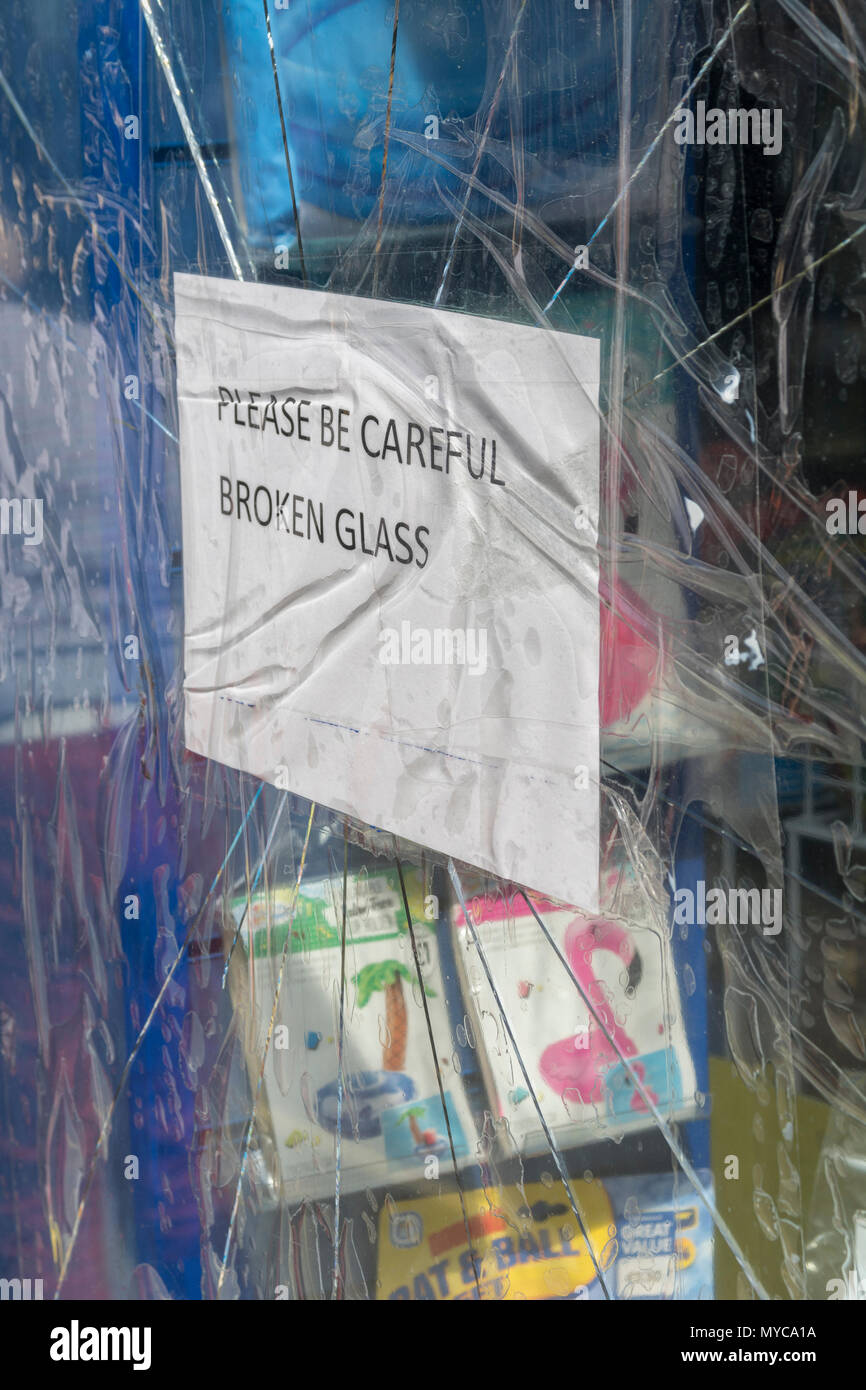 Verre brisé vitrine dans Truro, Cornwall. Le verre brisée par des vandales. Vandalisme métaphore. Banque D'Images
