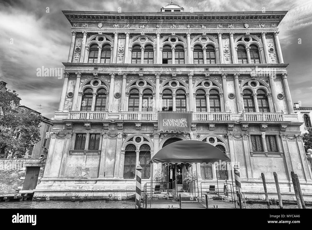 Venise, Italie - 29 avril : Façade de l'édifice médiéval qui abrite le Casino Municipal donnant sur le Grand Canal dans le quartier de Cannaregio Banque D'Images