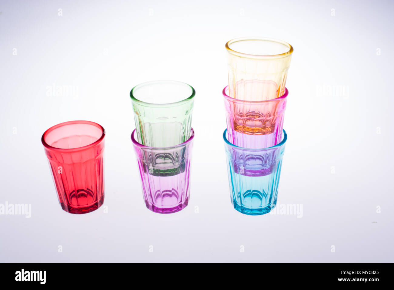 Verre coloré sur fond blanc Banque D'Images