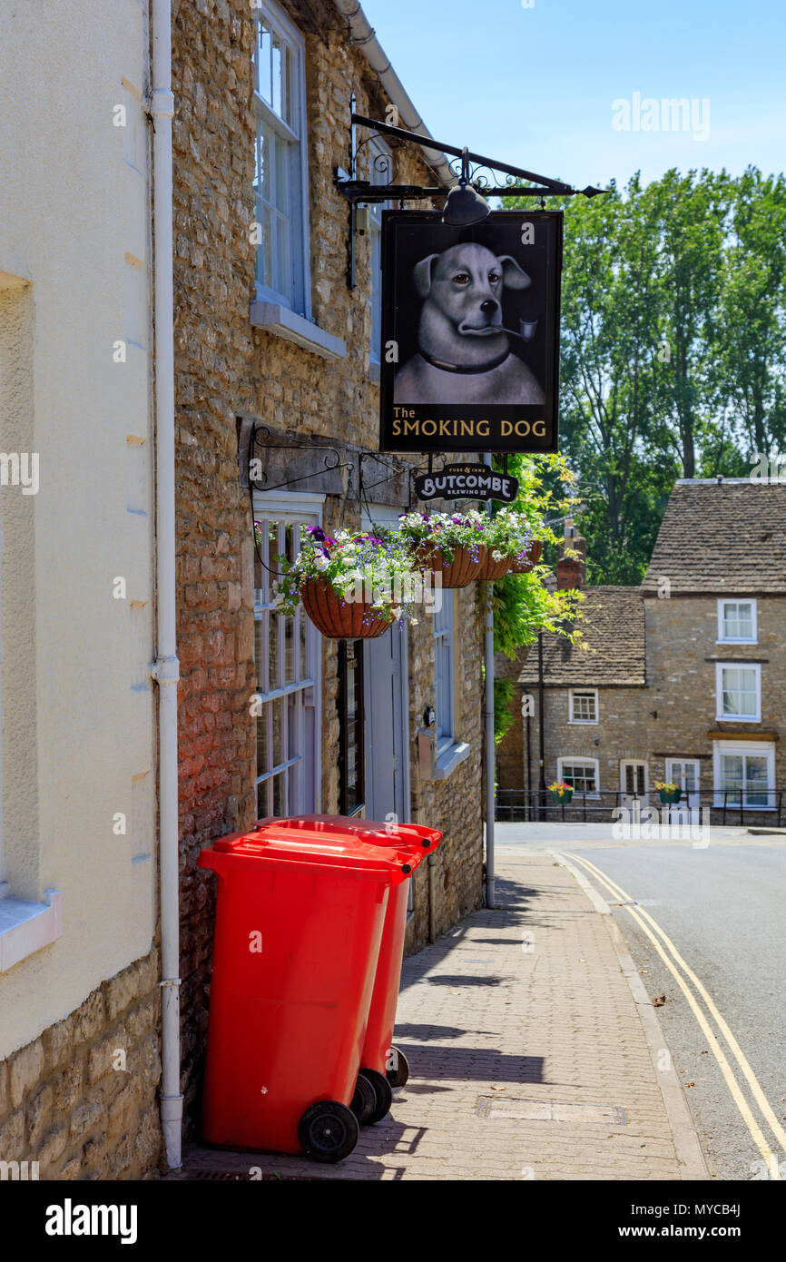 Les fumeurs chien sur la High Street à Malmesbury. Situé sur une colline c'est un pub historique attrayant. Wiltshire, Royaume-Uni Banque D'Images