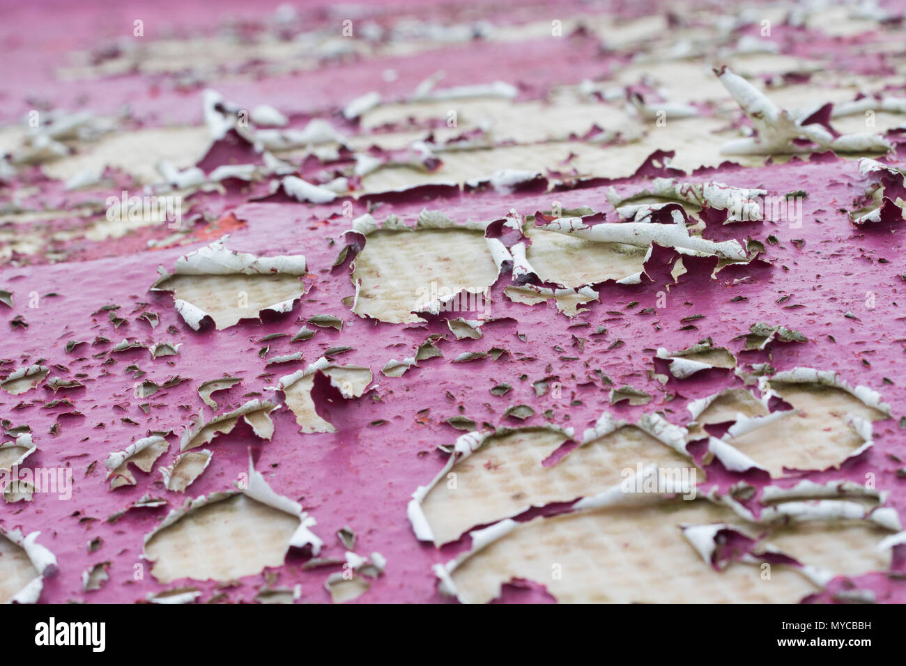 Macro de peeling de la surface peinte de la structure en fibre de verre. Métaphore problèmes cachés, sous la surface, hors de vue. Bonne texture abstraite de peinture ancienne Banque D'Images