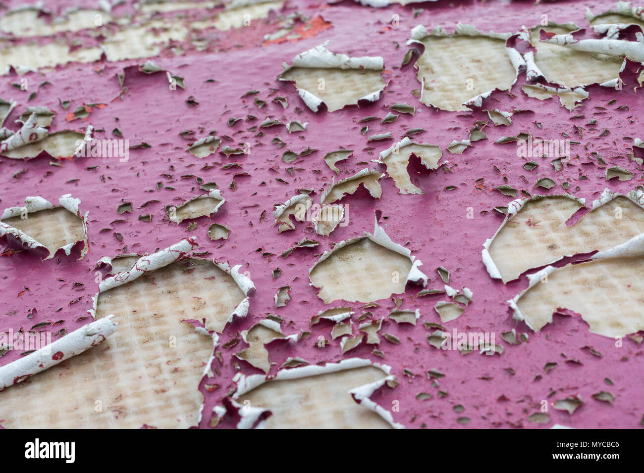 Macro de peeling de la surface peinte de la structure en fibre de verre. Métaphore problèmes cachés, sous la surface, hors de vue. Bonne texture abstraite de peinture ancienne Banque D'Images