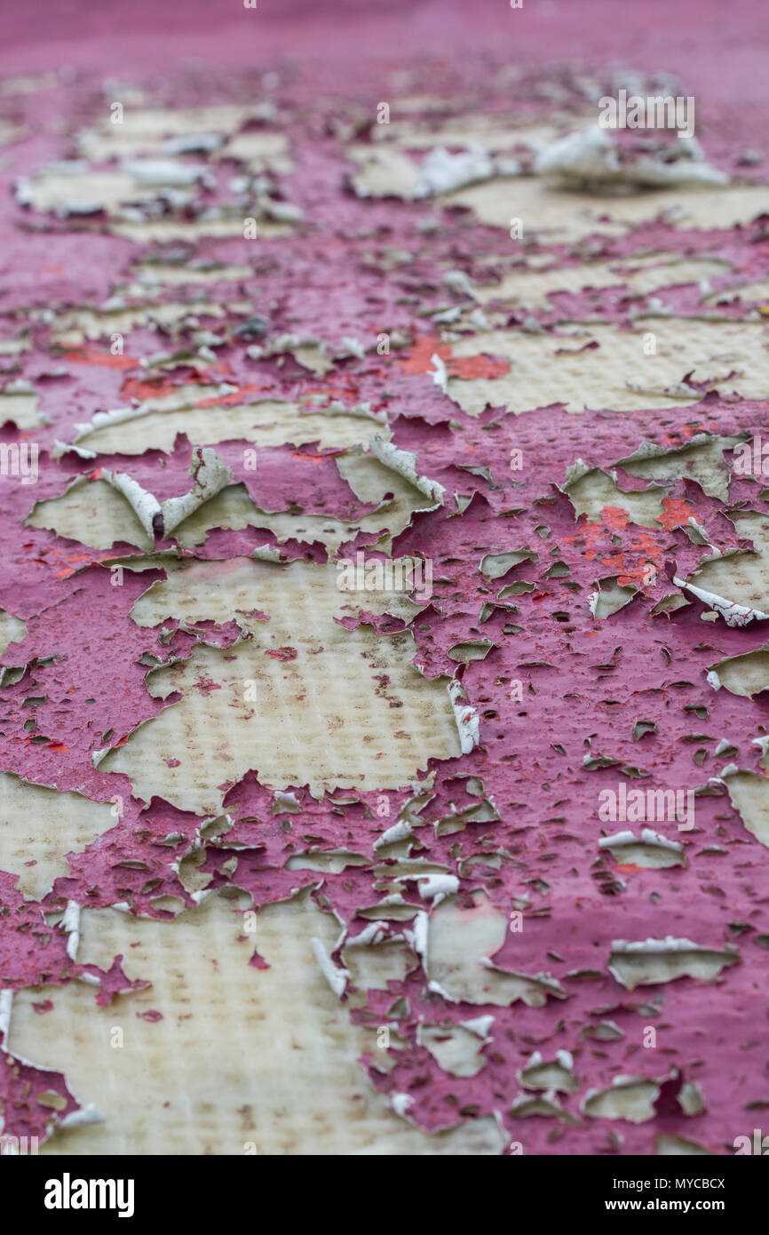 Macro de peeling de la surface peinte de la structure en fibre de verre. Métaphore problèmes cachés, sous la surface, hors de vue. Bonne texture abstraite de peinture ancienne Banque D'Images