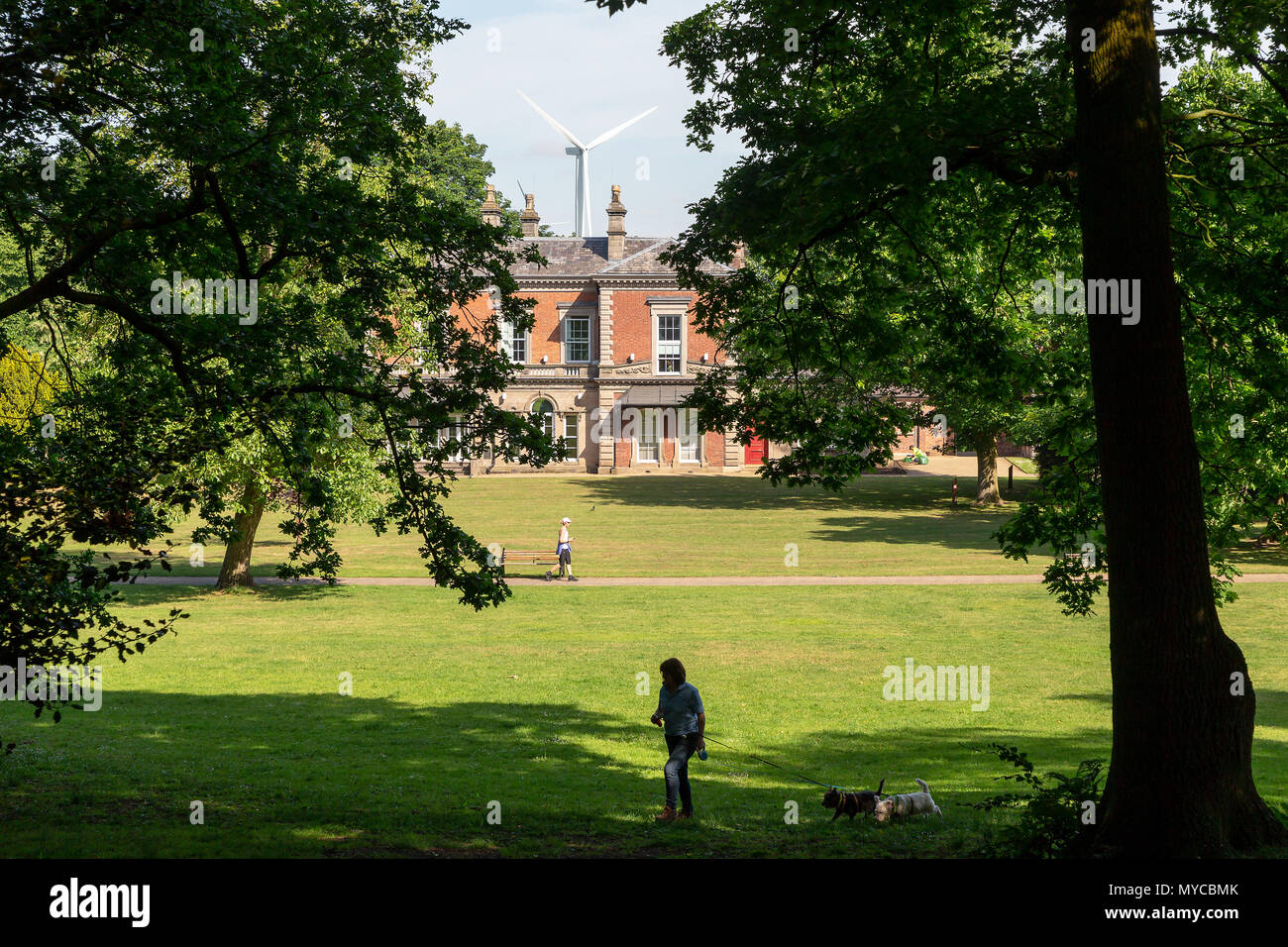 06 juin 2018 - moderne contrastant, éolienne individuelle, est vu s'élevant au-dessus d'un immeuble historique dans le parc du château, Frodsham, Cheshire, England, UK Banque D'Images