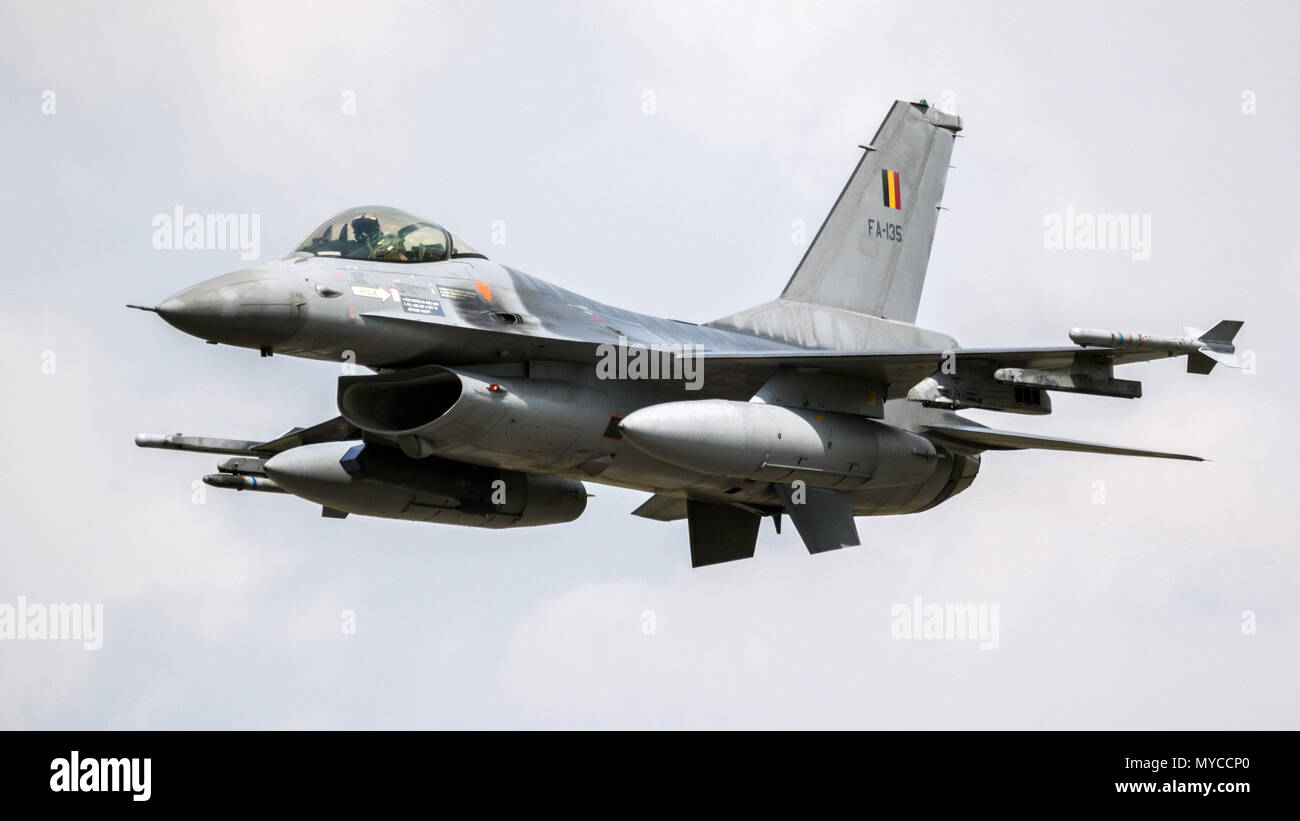 FLORENNES, BELGIQUE - JUN 15, 2017 : la Force Aérienne Belge General Dynamics F16 Fighting Falcon fighter jet avion en vol. Banque D'Images