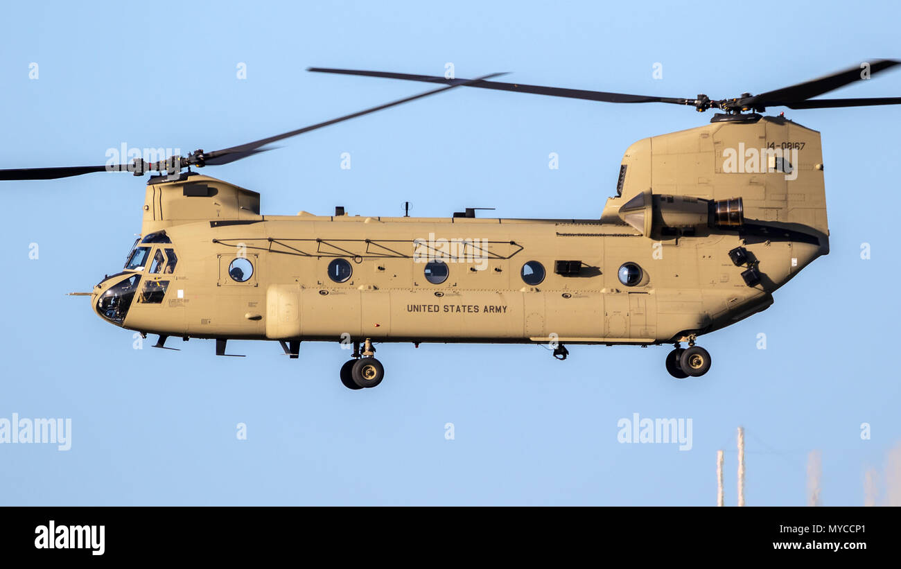 EINDHOVEN, Pays-Bas - OCT 27, 2017 : United States Army Boeing CH-47F Chinook en vol d'hélicoptères de transport. Banque D'Images