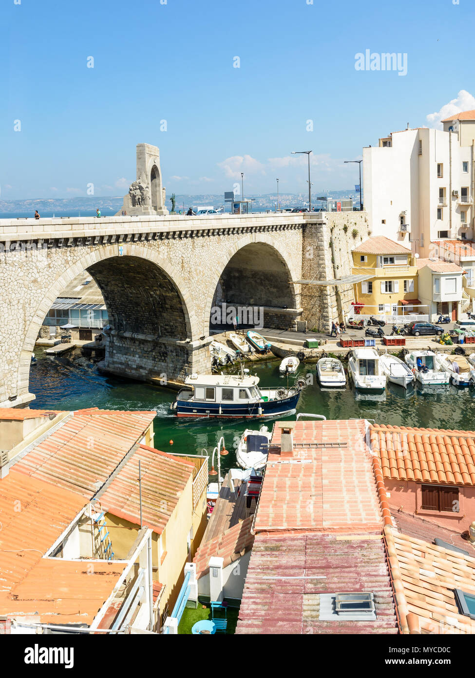 Marseille, France - 19 mai 2018 : vue sur le petit port de pêche du Vallon des Auffes montrant les bateaux, cabanons et pont-route de la Kennedy c Banque D'Images