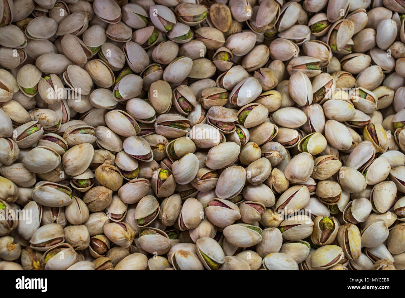 Pistaches, arrière-plan alimentaire, non cuit grains de pistaches, la moitié ouvert Banque D'Images