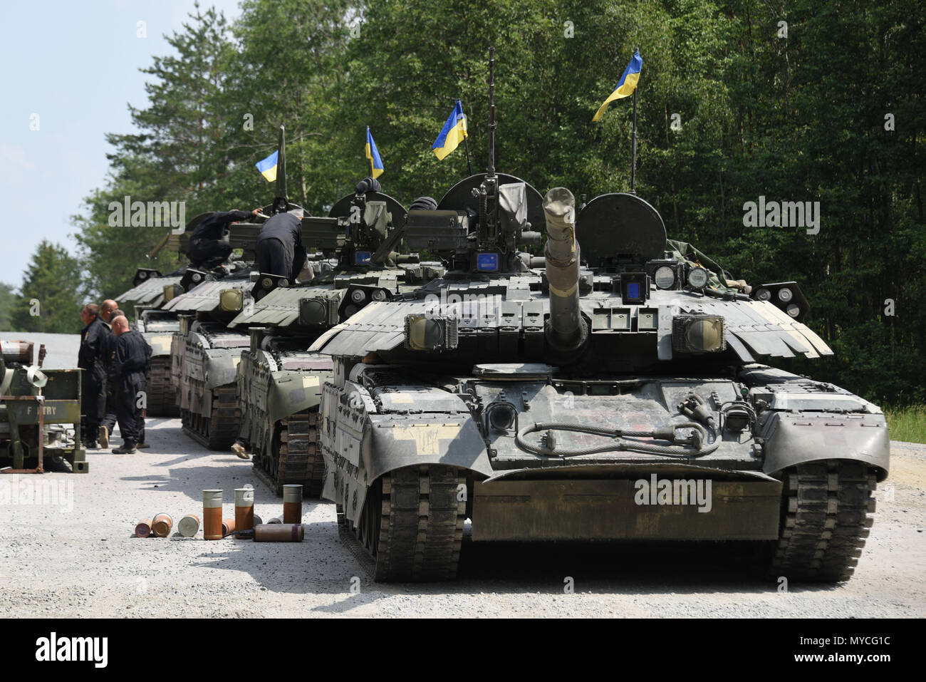 Les soldats ukrainiens avec la 1ère compagnie de chars, 14e Brigade mécanisée de charger les munitions pour les opérations défensives lane au cours de l'Europe forte Défi réservoir, 6 juin 2018. L'Europe de l'armée américaine et l'armée allemande co-hôte de la troisième Europe forte Défi Réservoir à Grafenwoehr Secteur d'entraînement, 3 juin - 8, 2018. L'Europe forte Tank est un événement annuel de formation conçus pour donner aux pays participants une dynamique, productif et agréable pour favoriser les partenariats militaires, forment les relations au niveau du soldat, et de partager des tactiques, techniques et procédures. (U.S. Photo de l'armée par Markus Rauche Banque D'Images