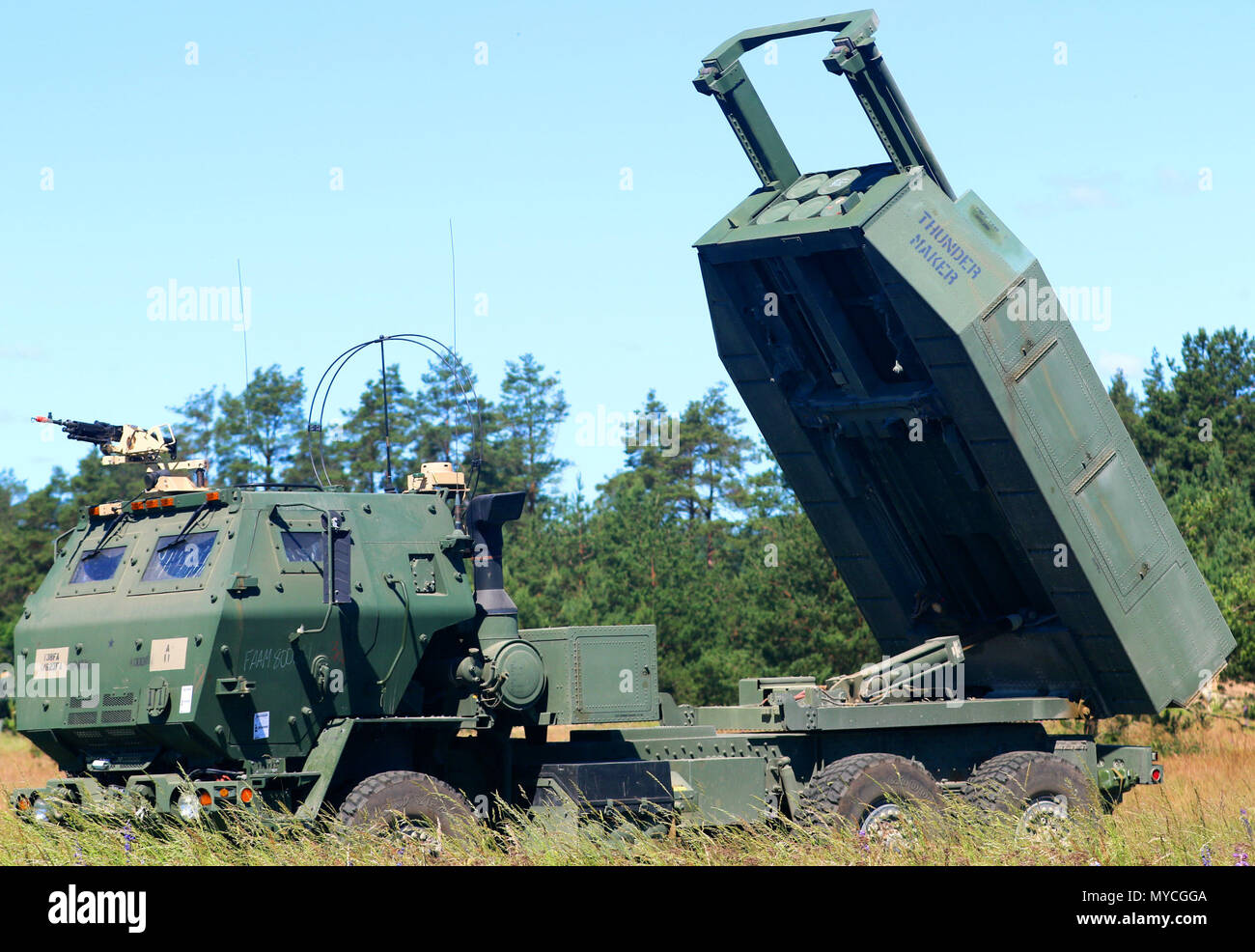 La grande mobilité du système d'artillerie soulève sa fusée 6-pod launcher, appelé le système de lance-roquettes multiples guidées, pendant la grève à 18 Sabre Bemowo Piskie Zone formation le 6 juin 2018. Grève 18 Sabre est la huitième édition de l'armée américaine de longue date par l'Europe exercice de coopération visant à améliorer l'interopérabilité entre les alliés et les partenaires régionaux. (Michigan Army National Guard photo de la CPS. Alan Prince /libéré) Banque D'Images
