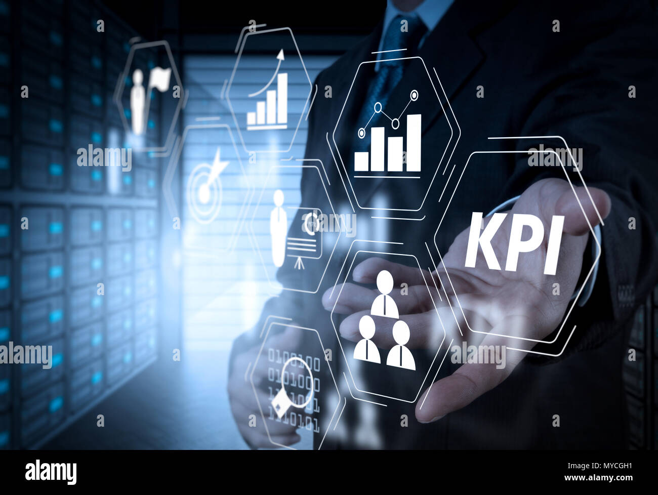 Indicateur de performance clé (KPI) workinng avec Business Intelligence (BI) indicateurs pour mesurer le rendement et l'objectif prévu. Banque D'Images