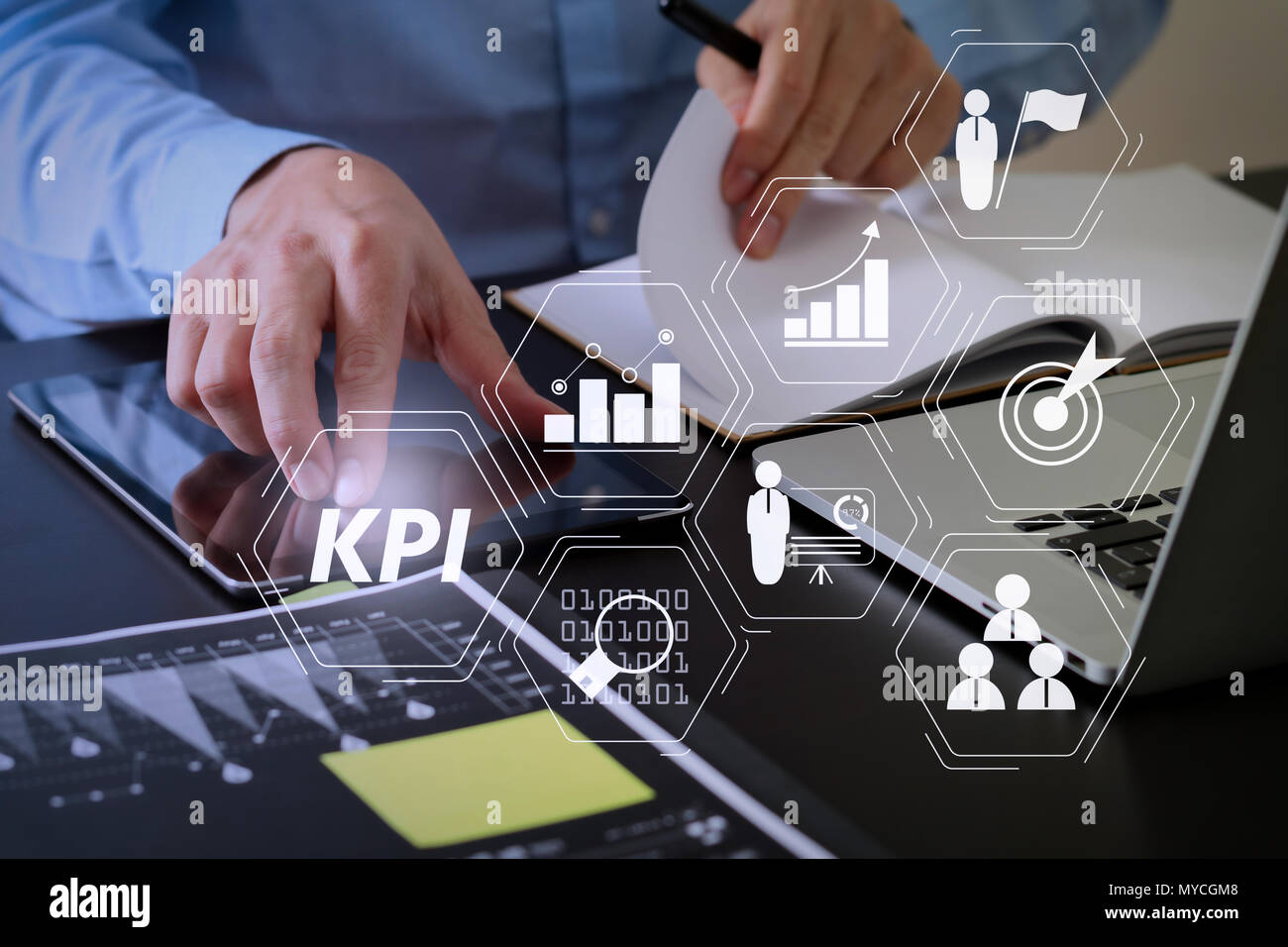 Indicateur de performance clé (KPI) workinng avec Business Intelligence (BI) indicateurs pour mesurer le rendement et l'objectif prévu.man avec sm Banque D'Images