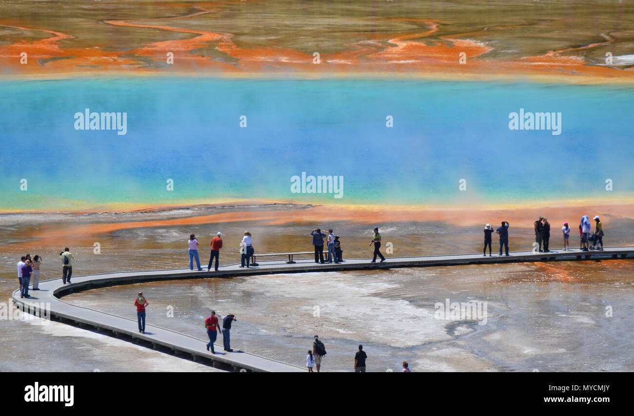 File d'attente à l'Grand Prismatic Spring, le Parc National de Yellowstone, Wyoming Banque D'Images