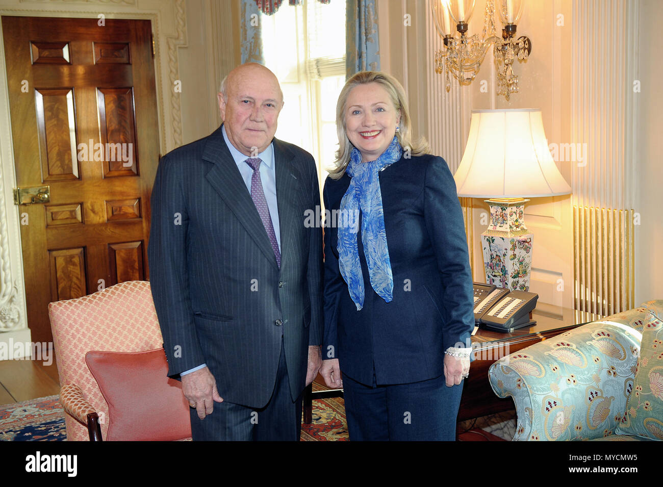 La secrétaire d'Etat américaine Hillary Rodham Clinton rencontre avec F.W. de Klerk, ancien président de la République d'Afrique du Sud, au Département d'État des États-Unis à Washington, D.C., le 6 mars 2012 Banque D'Images