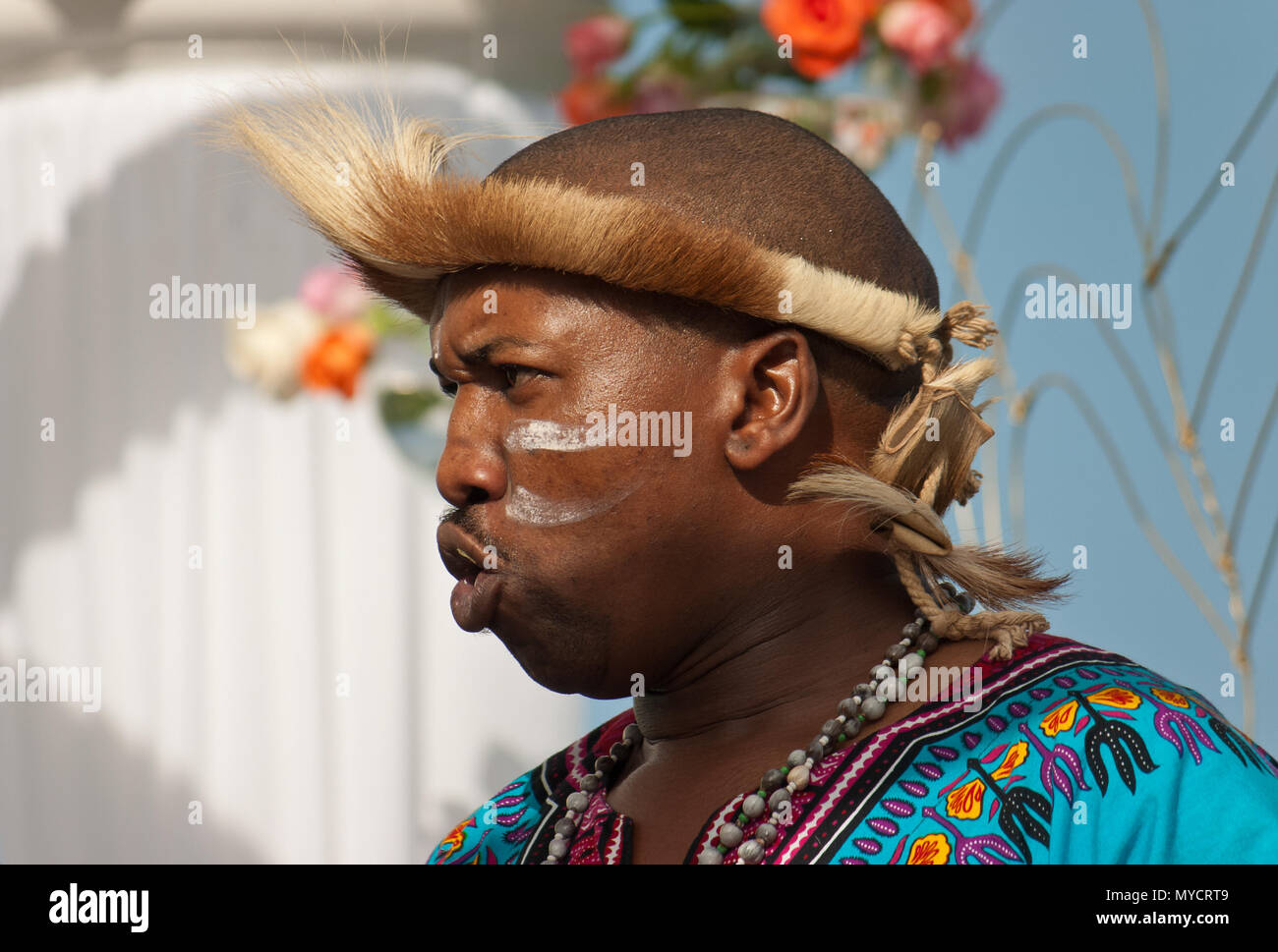 Chanteuse Zoulou mâle avec tribal face paint Banque D'Images