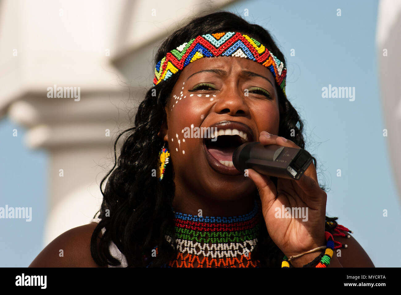 Chanteuse Zoulou Femme avec tribal face paint Banque D'Images