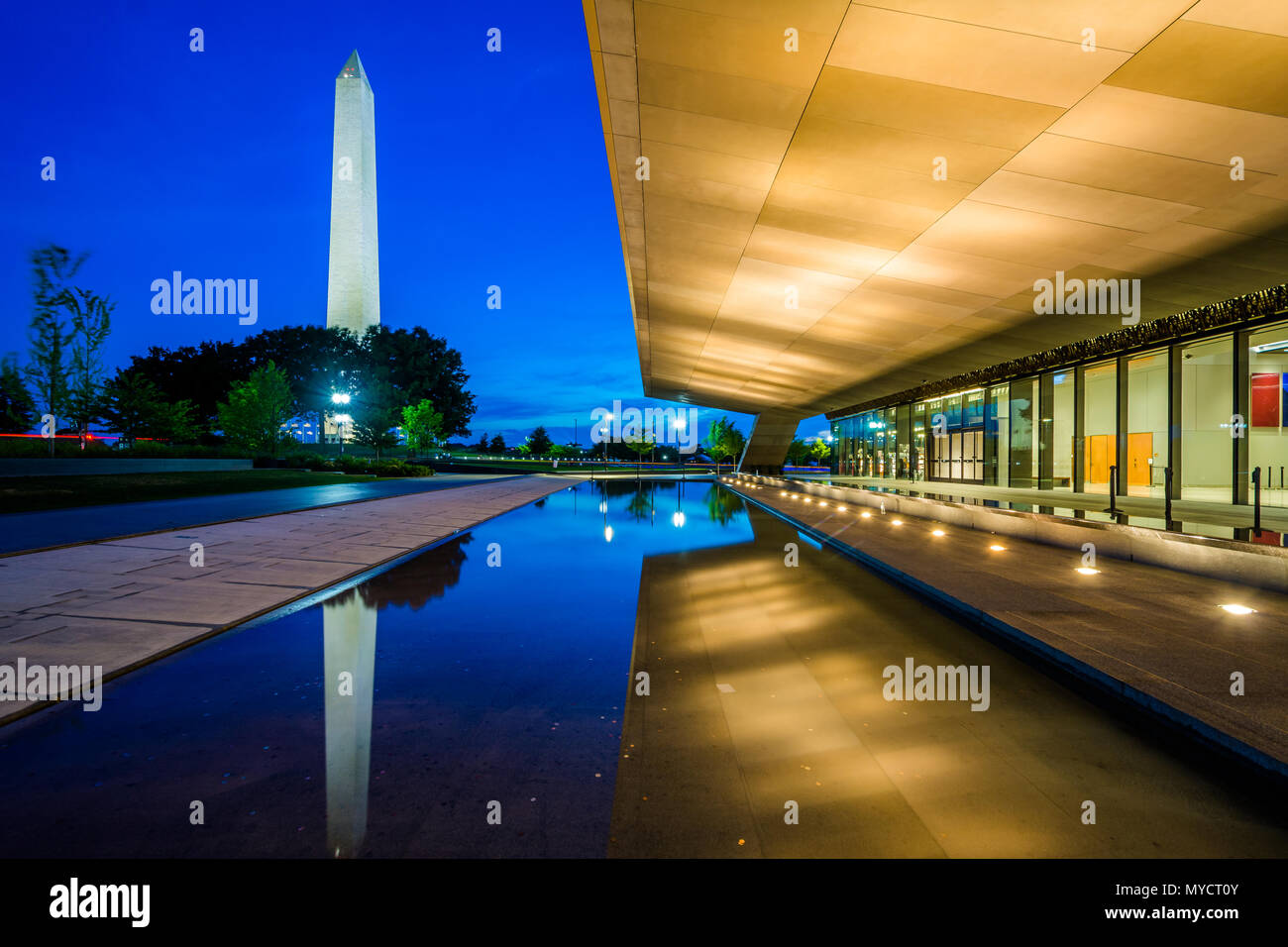 Le National Museum of African American History and Culture de nuit, à Washington, DC. Banque D'Images