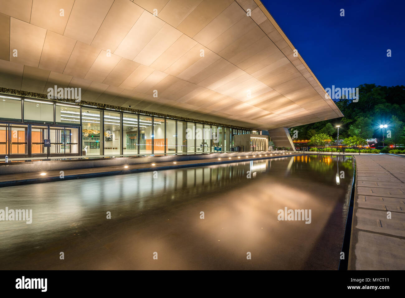 Le National Museum of African American History and Culture de nuit, à Washington, DC. Banque D'Images