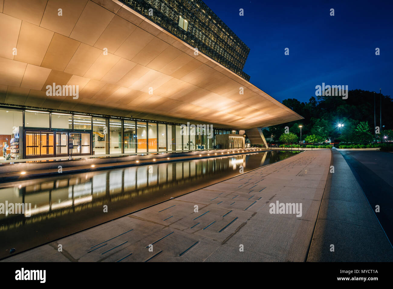 Le National Museum of African American History and Culture de nuit, à Washington, DC. Banque D'Images