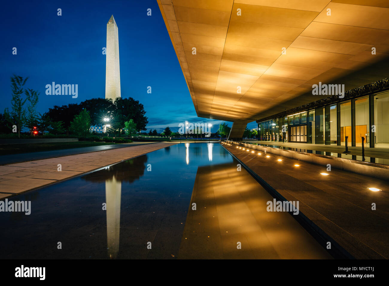 Le National Museum of African American History and Culture de nuit, à Washington, DC. Banque D'Images