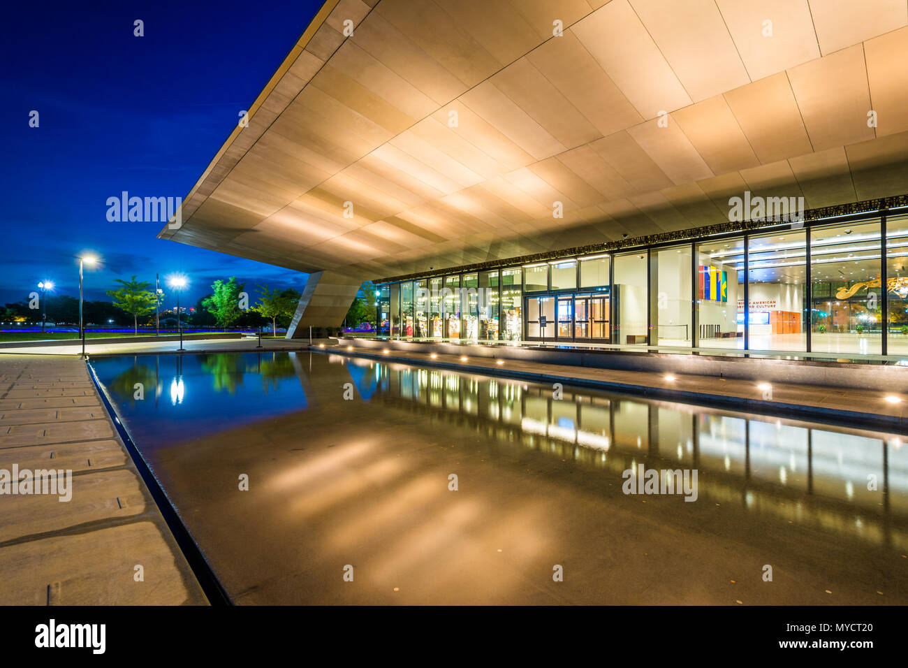 Le National Museum of African American History and Culture de nuit, à Washington, DC. Banque D'Images