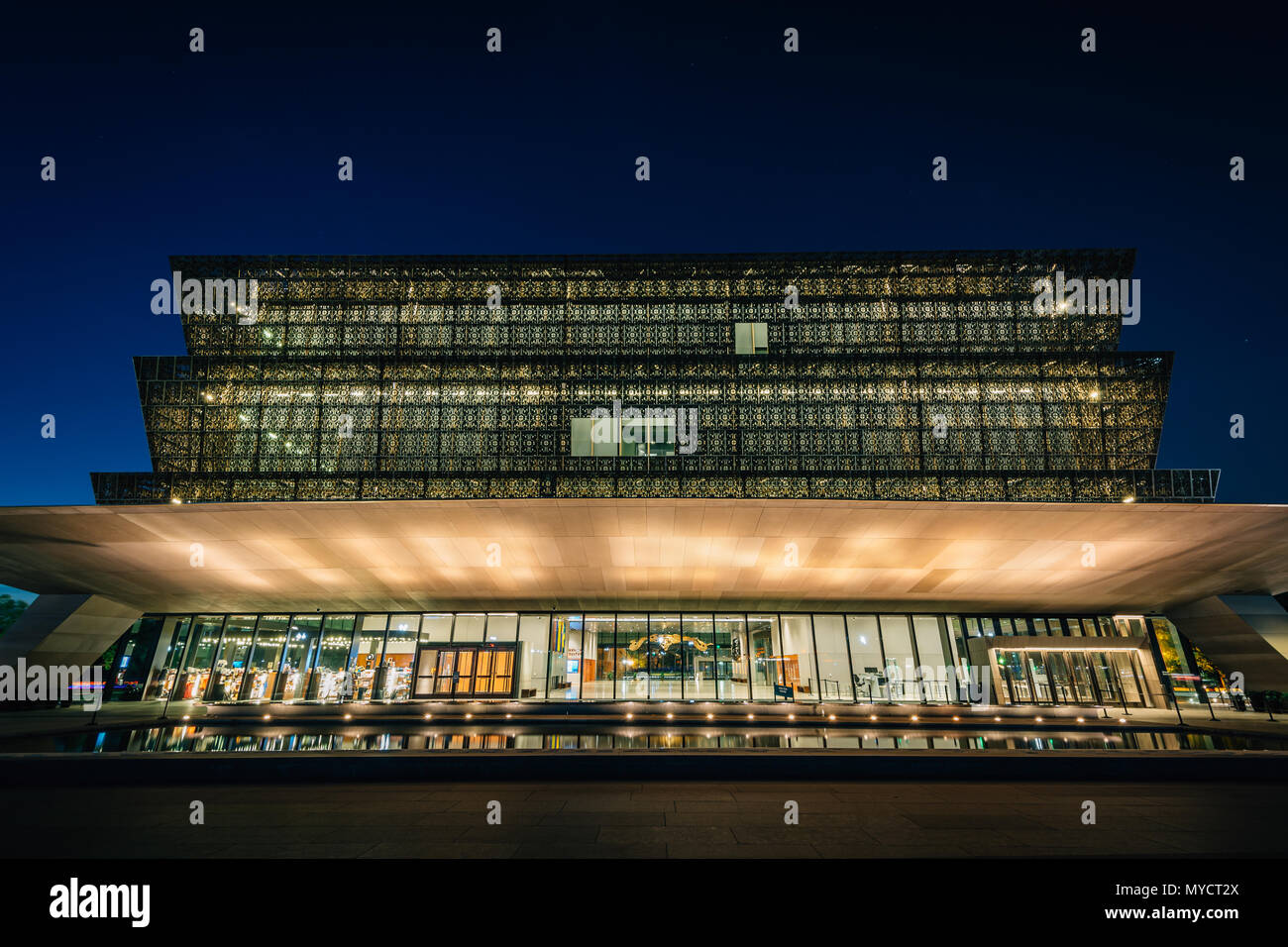 Le National Museum of African American History and Culture de nuit, à Washington, DC. Banque D'Images