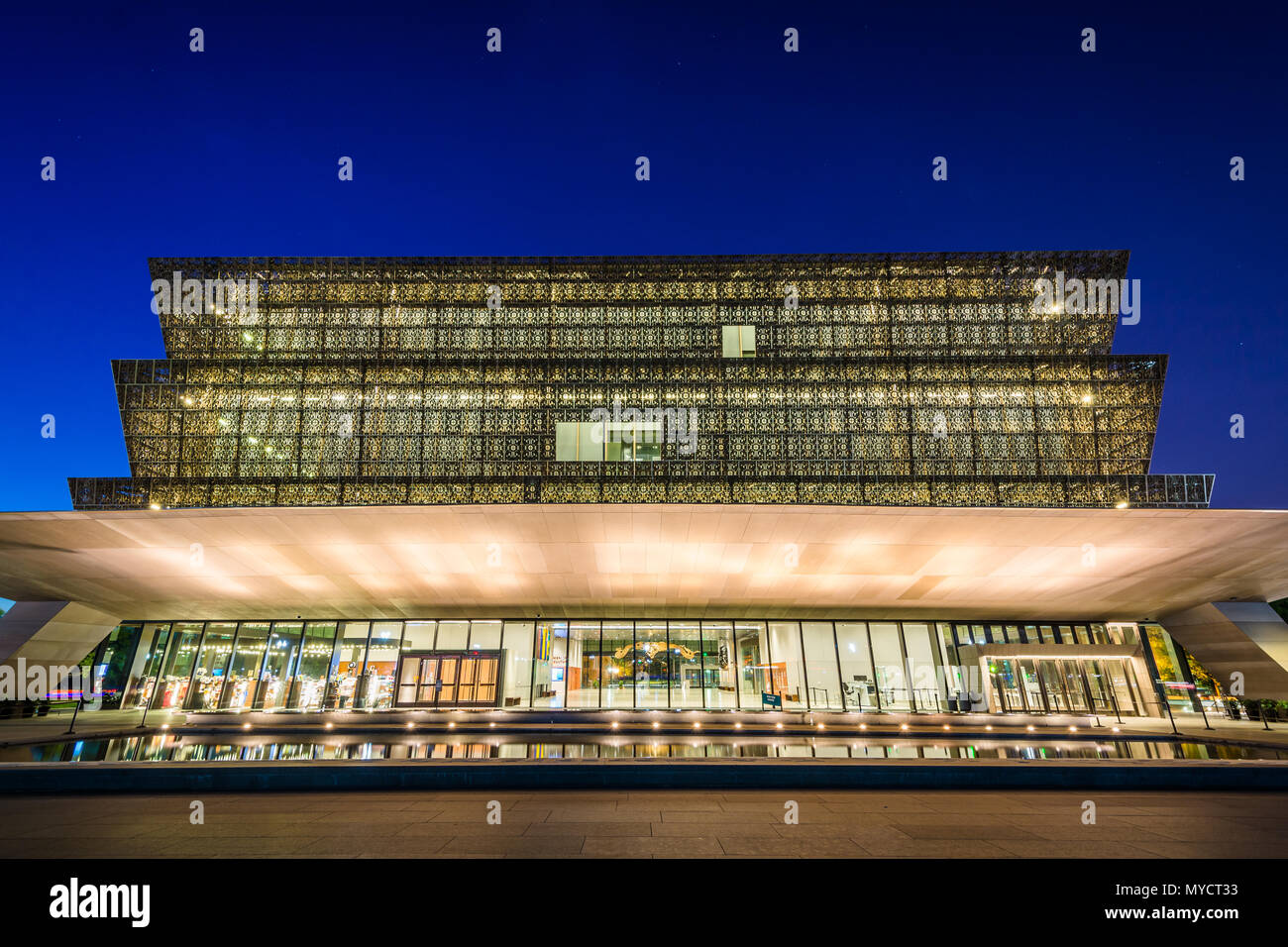 Le National Museum of African American History and Culture de nuit, à Washington, DC. Banque D'Images
