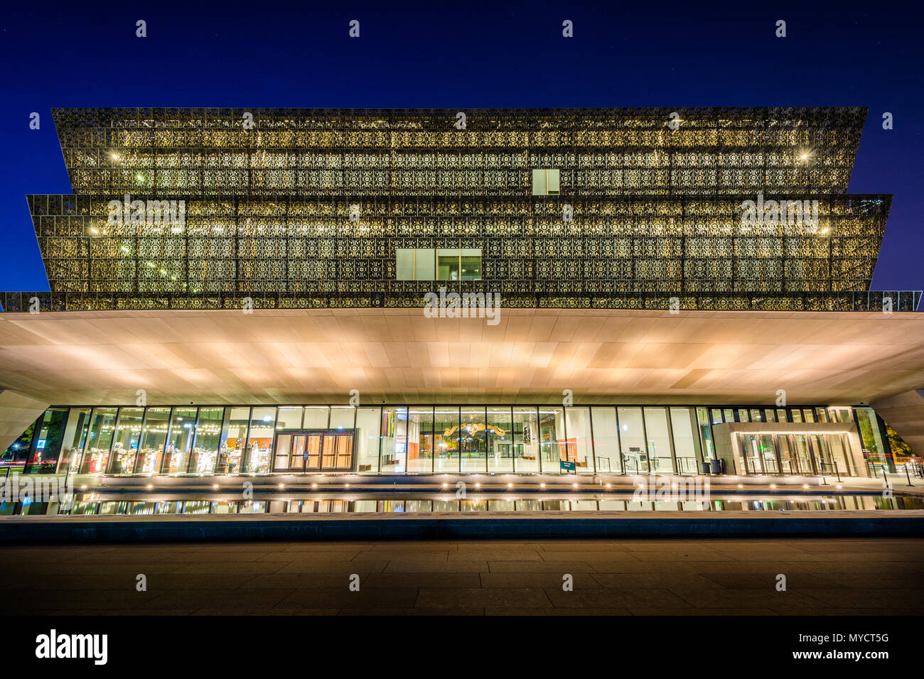 Le National Museum of African American History and Culture de nuit, à Washington, DC. Banque D'Images