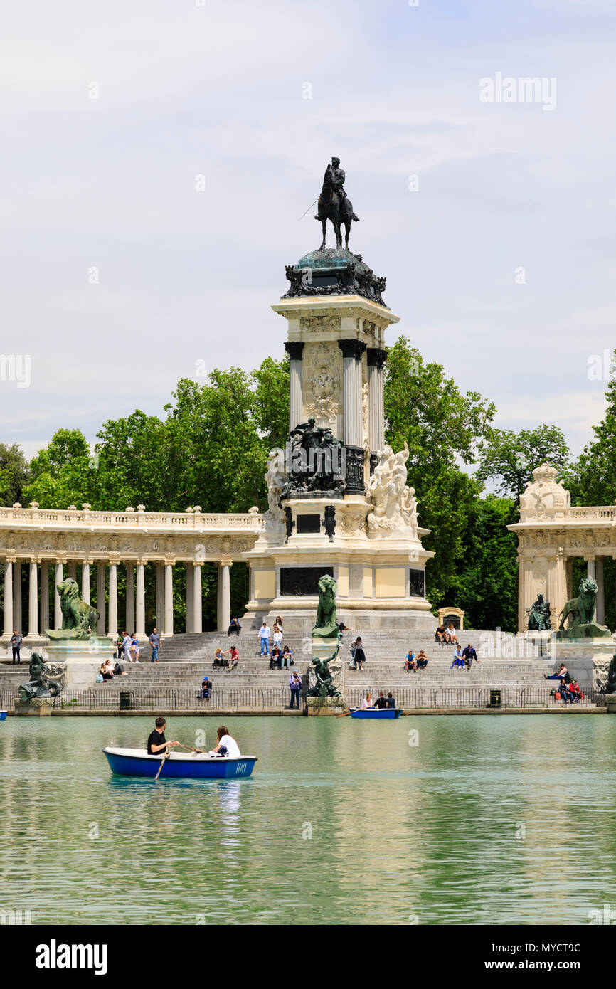 Le roi Alphonse XII monument et lac de plaisance, Parque del Buen Retiro, Madrid, Espagne. Mai 2018 Banque D'Images