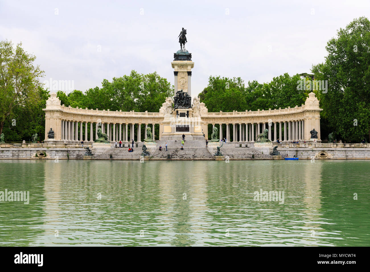 Le roi Alphonse XII monument et lac, Parque del Buen Retiro, Madrid, Espagne. Mai 2018 Banque D'Images