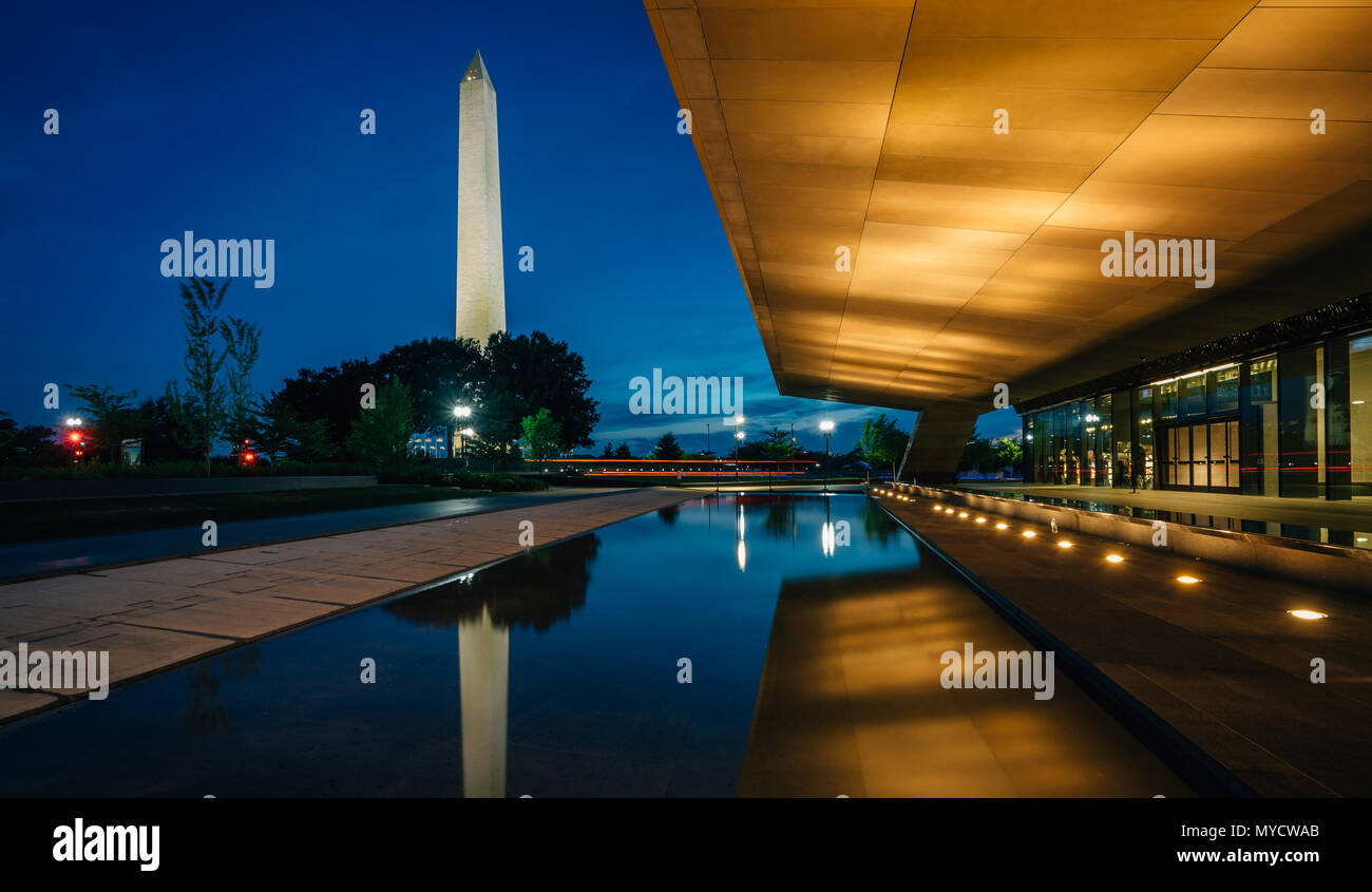 Le Washington Monument et National Museum of African American History and Culture de nuit, à Washington, DC. Banque D'Images