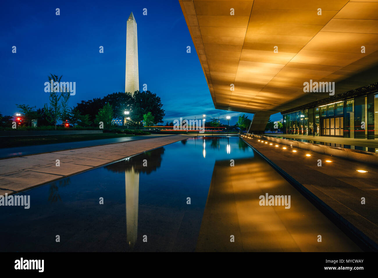 Le Washington Monument et National Museum of African American History and Culture de nuit, à Washington, DC. Banque D'Images
