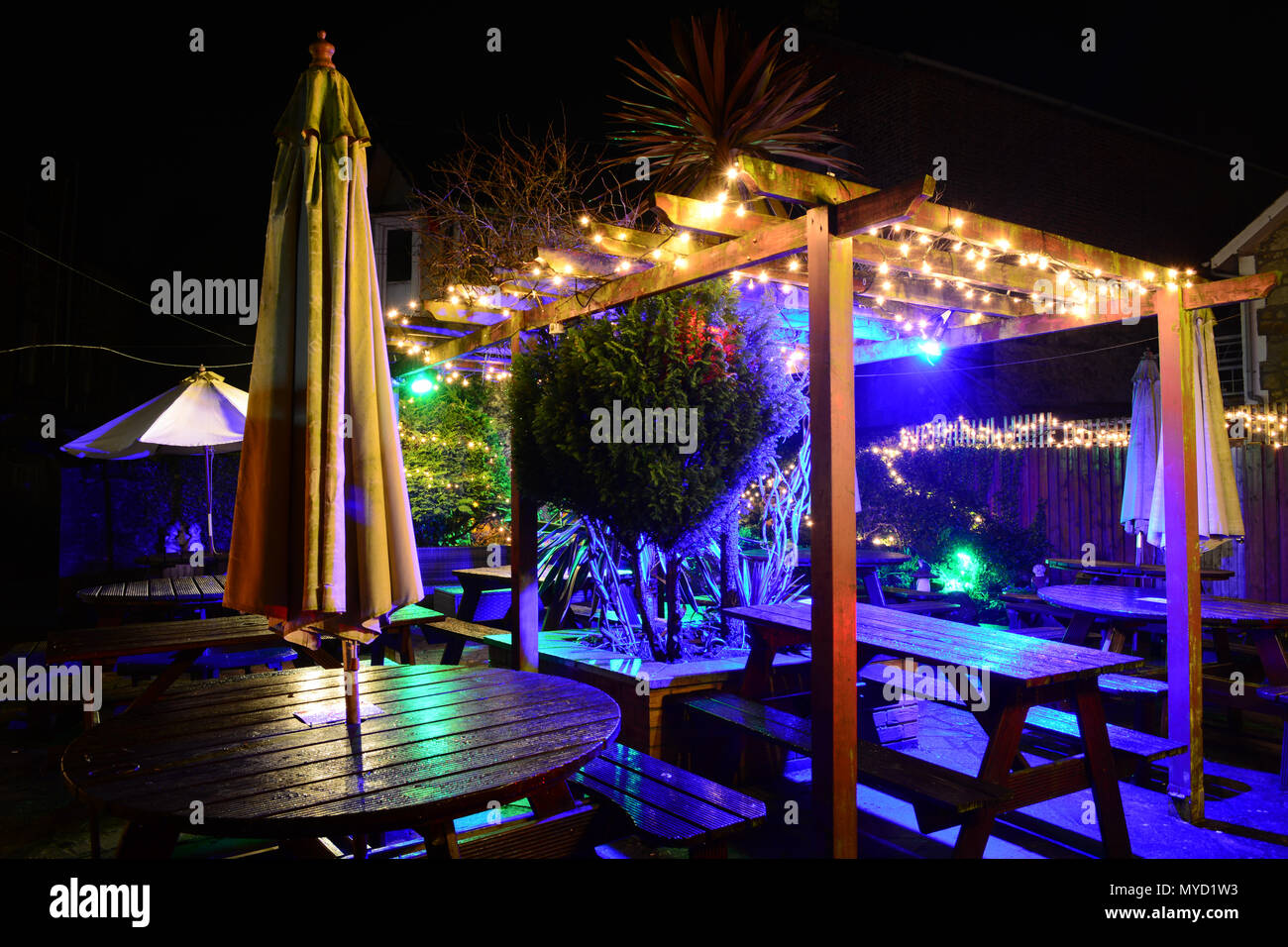 Le jardin illuminé au Village Inn, vieux village de Shanklin, sur l'île de Wight, ressemble enchanteresse la nuit après la pluie. Banque D'Images