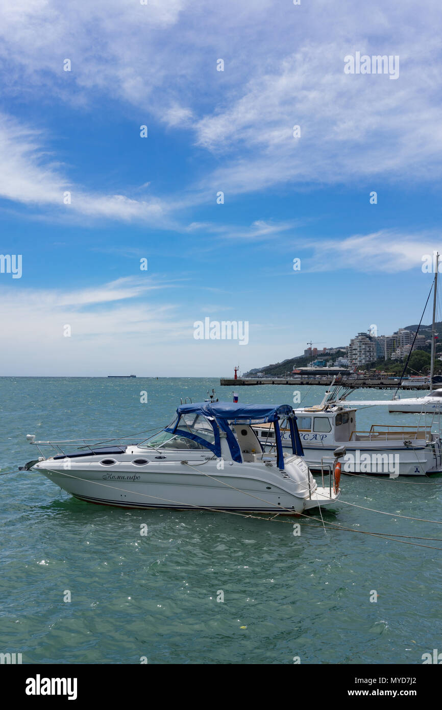Yalta, Crimée-mai 30, 2018 : ville portuaire avec bateaux blancs à l'embarcadère. Banque D'Images