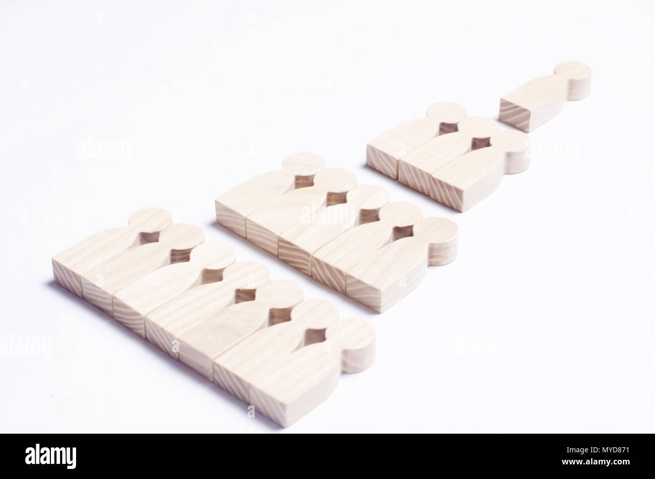 Figures en bois de gens sur un fond blanc dans la forme d'une pyramide de la hiérarchie sociale. Le concept de relations dans la société et l'entreprise. Banque D'Images