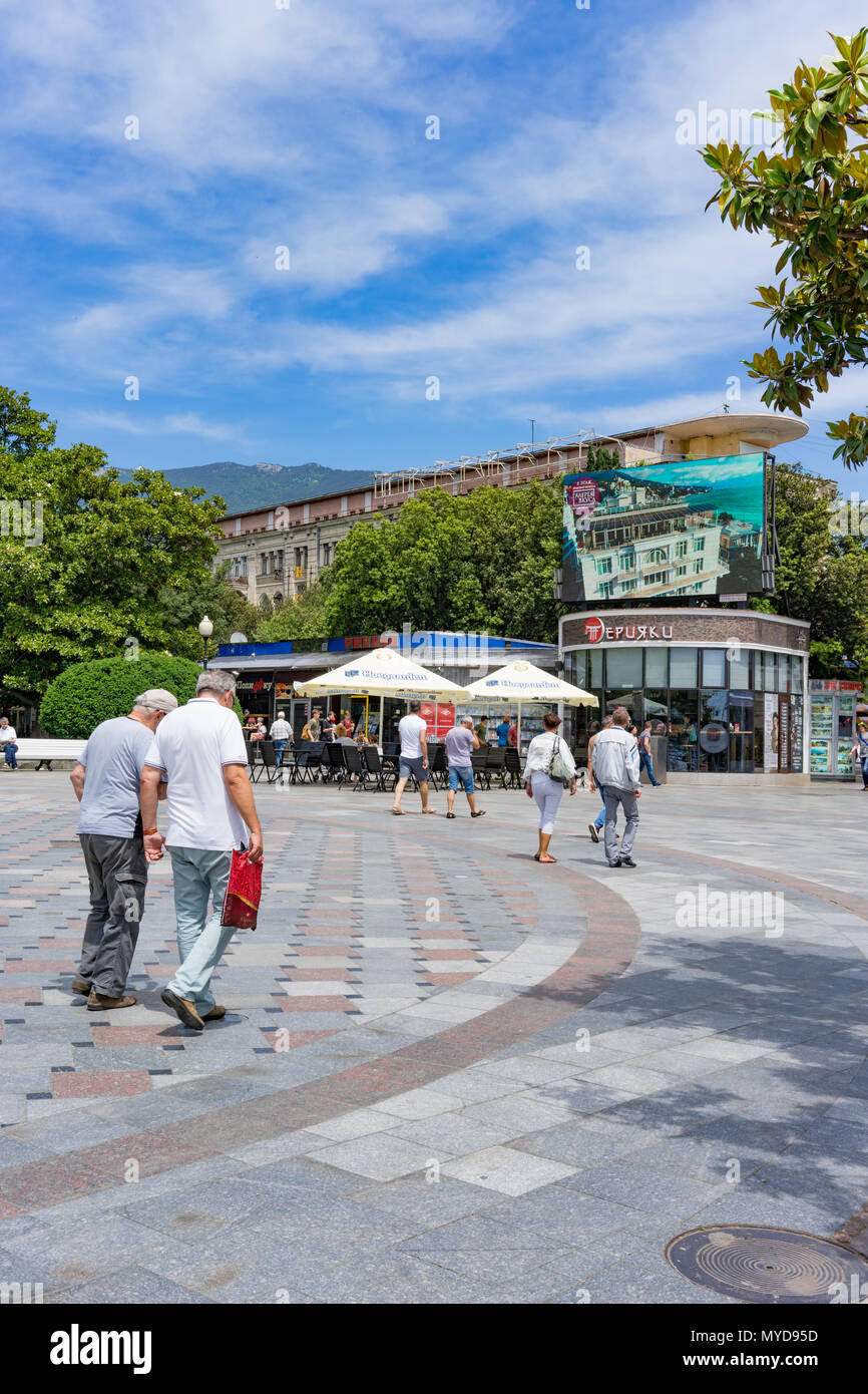 Yalta, Crimée-mai 30, 2018 : Promenade à travers la place centrale de la ville. Banque D'Images