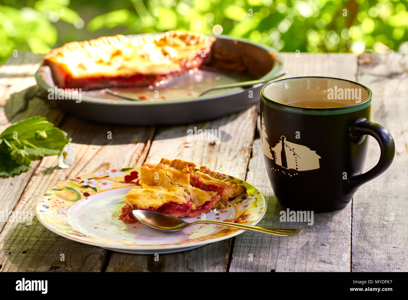 Tarte aux fraises et rhubarbe. Banque D'Images