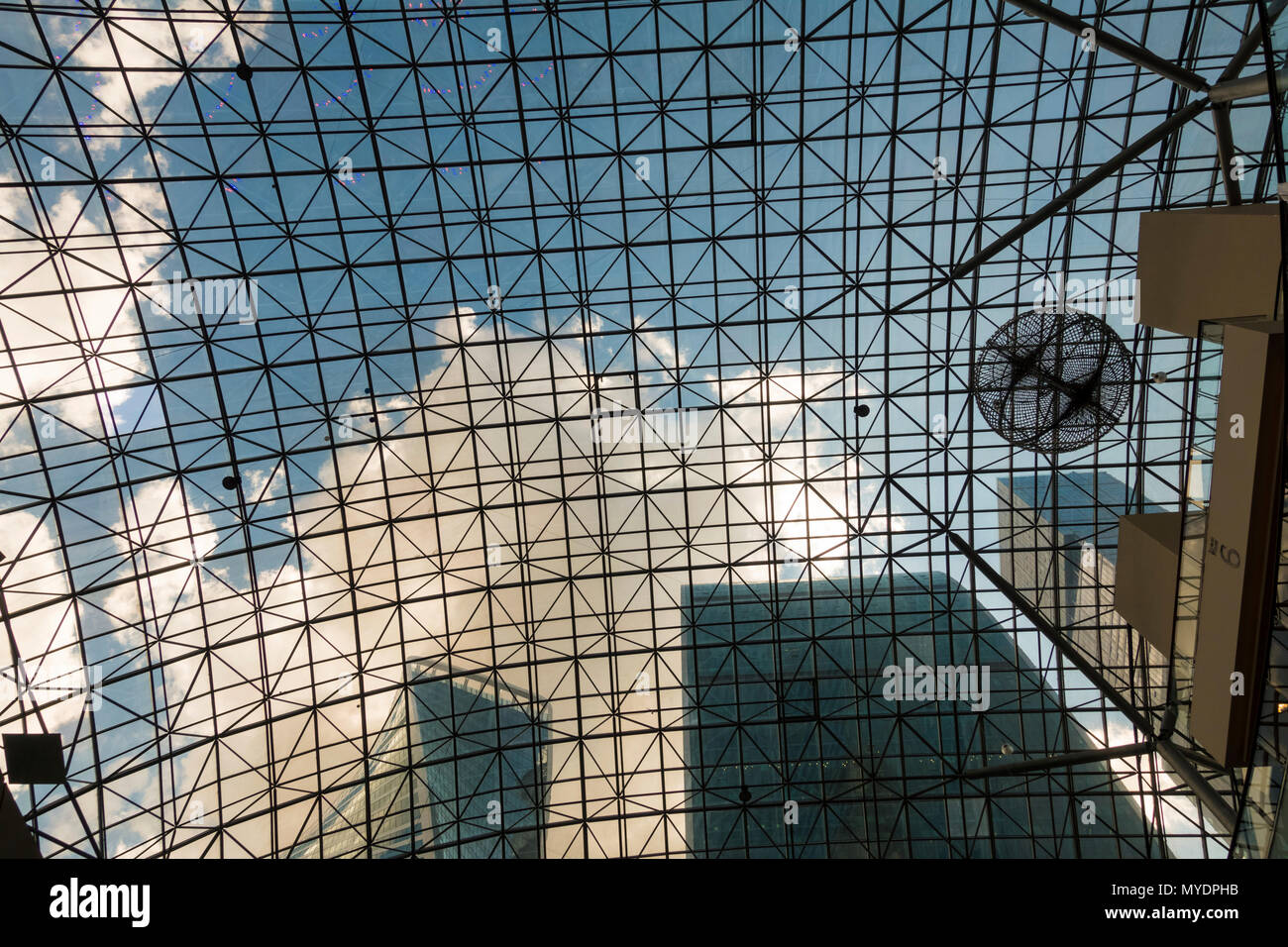 Voir à travers le verre toit de gratte-ciel. Photographié à Moscou, en Russie, en août 2015. Banque D'Images