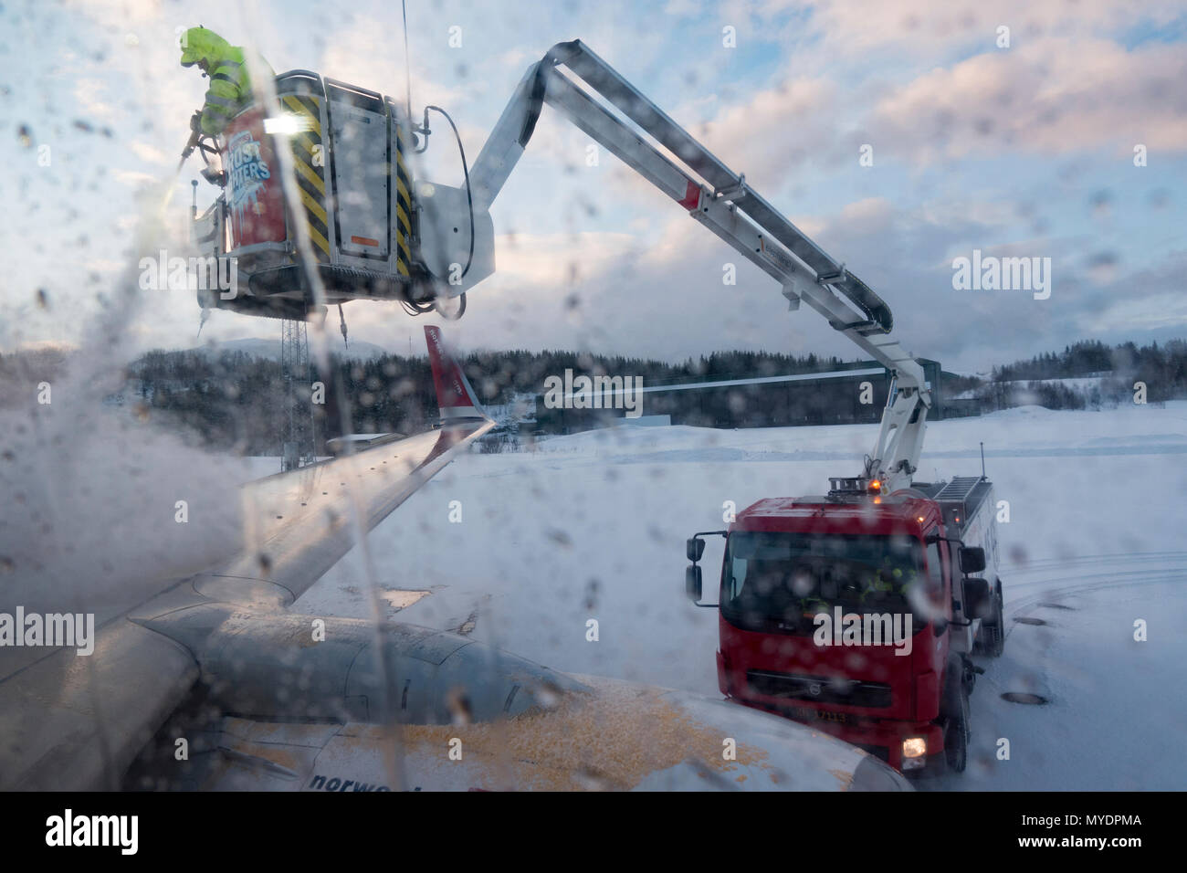 Le dégivrage d'un avion de passagers, l'aéroport d'Oslo, Norvège. Banque D'Images