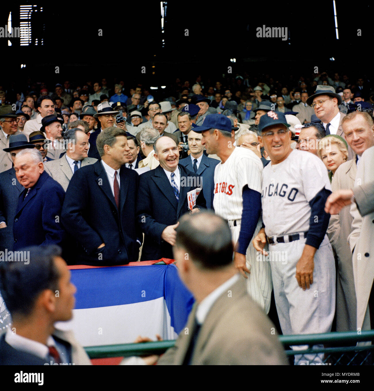 10 avril 1961, jour de l'ouverture de la saison de baseball 1961 Le président John F. Kennedy et Assistant spécial du président Dave Pouvoirs Greet ancien joueur des Sénateurs Washington James Barton mickey' et 'Vernon Gestionnaire des Chicago White Sox Alfonso Ramon Lopez 'Al' avant le premier match du tournoi de la saison de baseball 1961 Banque D'Images